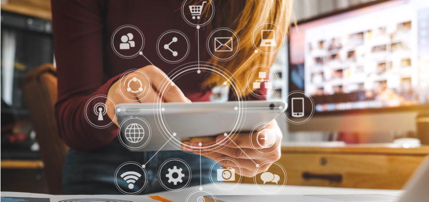 Grupo de personas uniendo las manos al centro de la imagen.