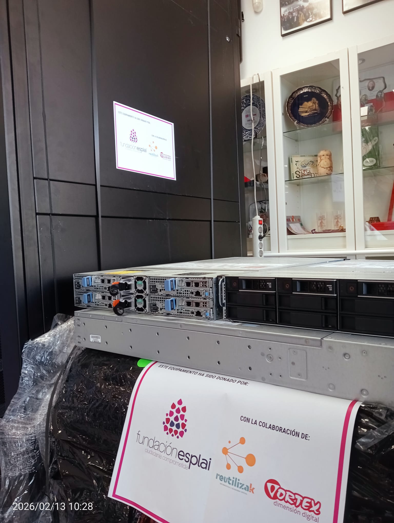 Tecnología que transforma: una donación para impulsar el futuro del IES Romero Esteo